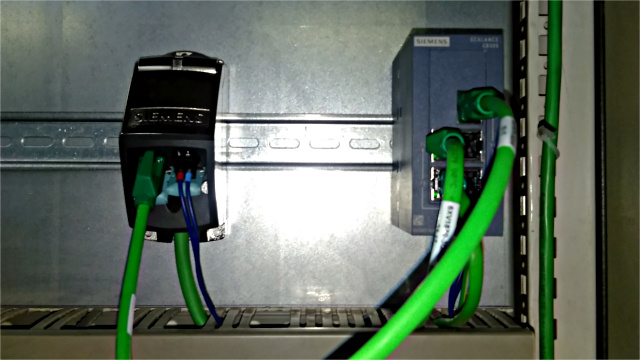 Zásuvka pro hybridní kabel (vlevo), switch X005 (vpravo)