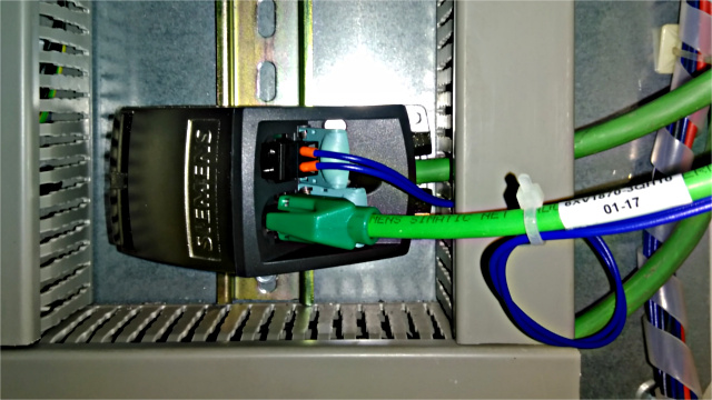 Zásuvka pro hybridní kabel